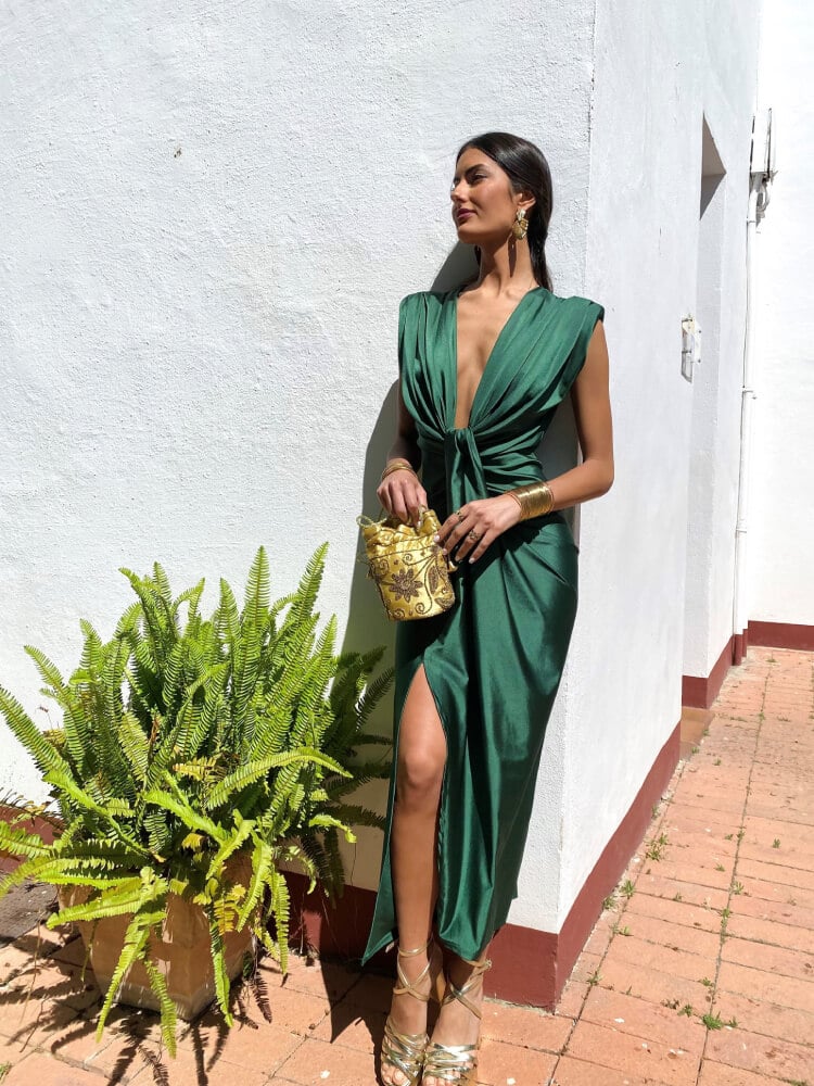 Vestido verde con escote y apertura en la pierna