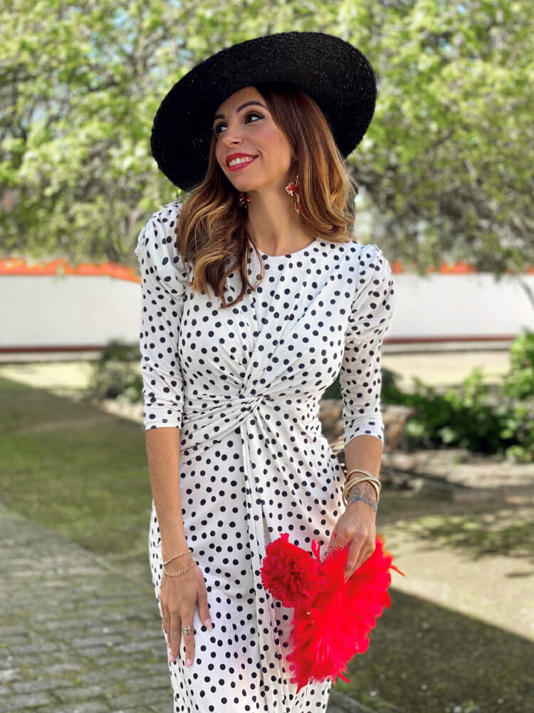 Elegante Vestido Blanco con Lunares