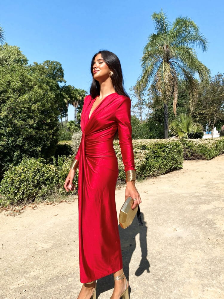 Vestido ajustado con hombreras elegante