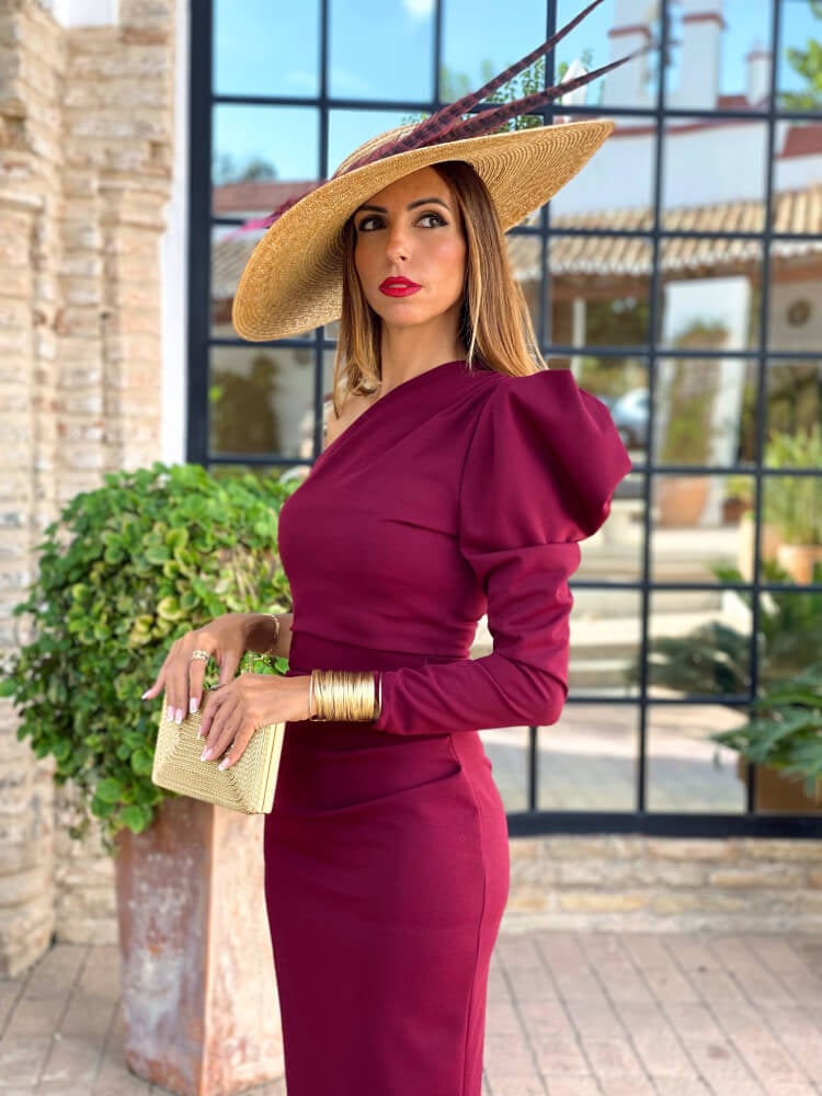 Vestido de invitada de boda en color granate