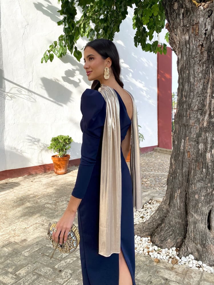 Vestido azul con crespón elegante
