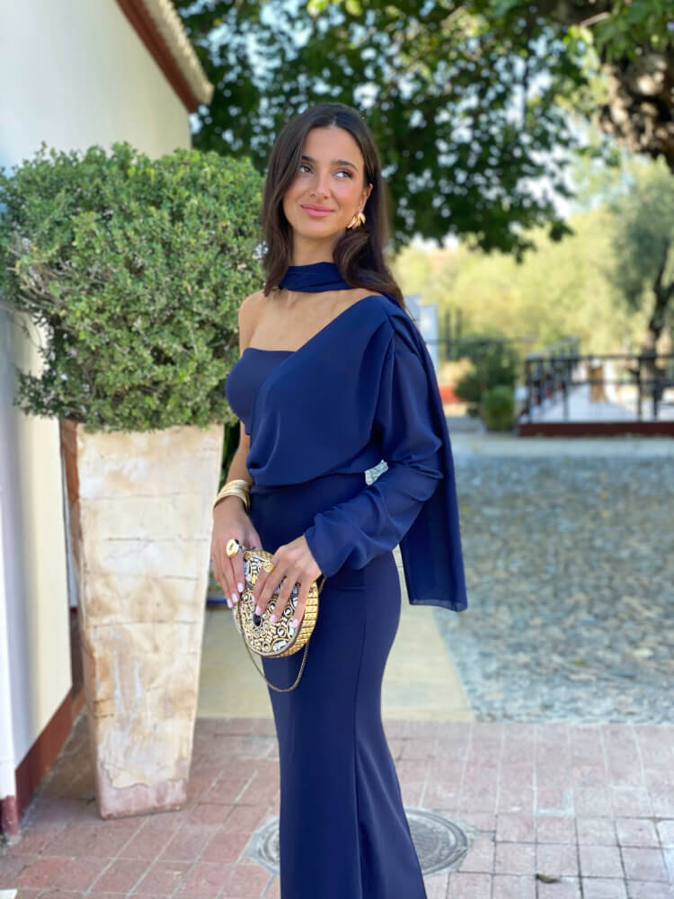Vestido azul de invitada de boda con chal