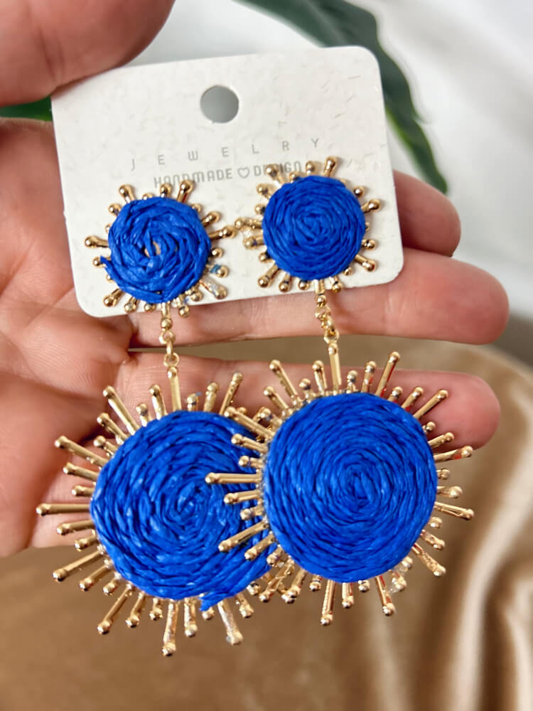 Pendientes dorados y azules con forma de sol