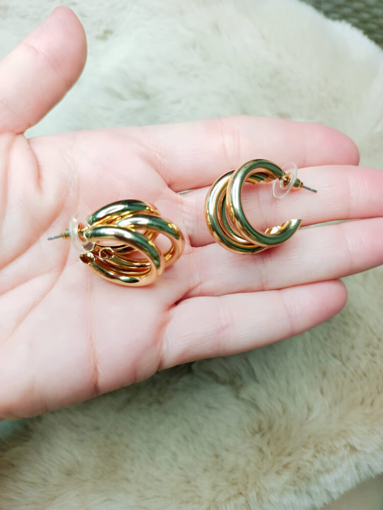 Pendientes dorados con forma de aro
