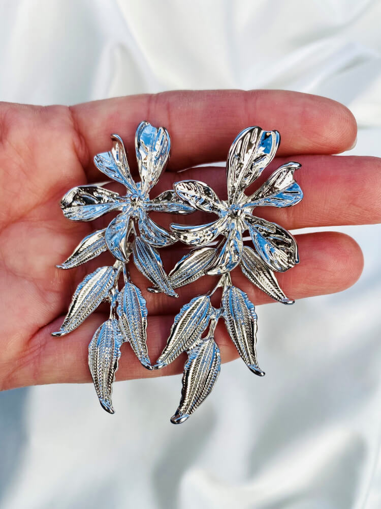 Pendientes plateados con forma de hoja