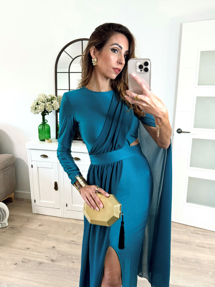 Vestido azul elegante con abertura en la pierna