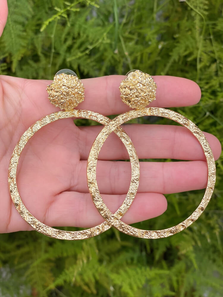 Pendientes dorados con forma de aro grandes
