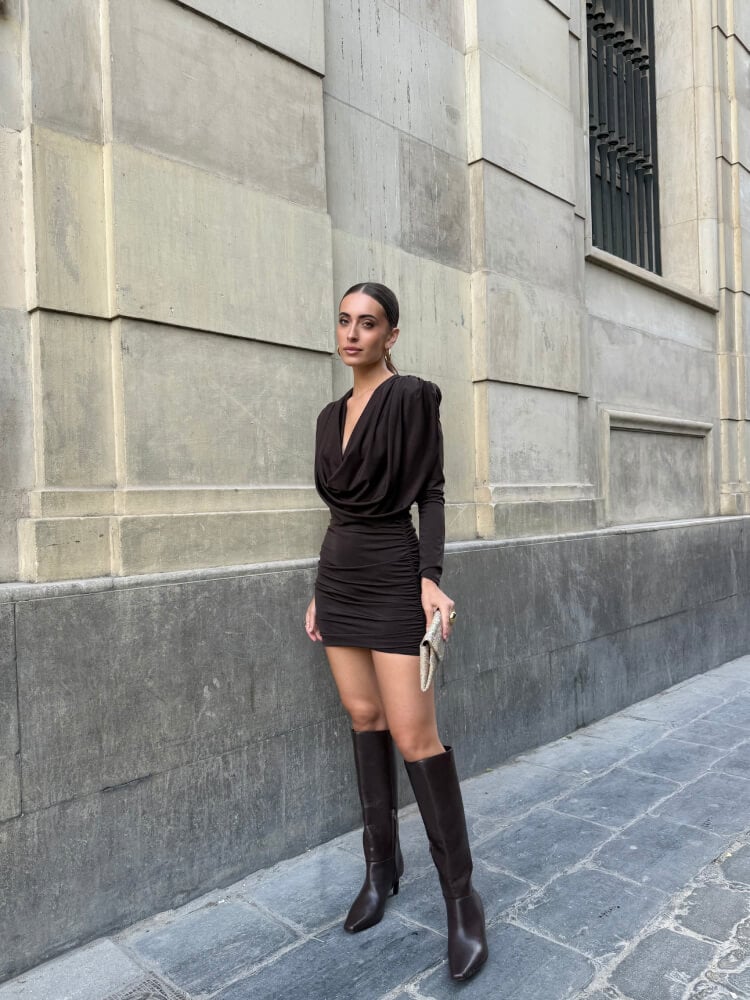 Vestido Negro Con Hombreras Marcadas