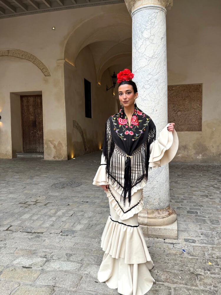Traje Blanco Y Negro Con Volantes