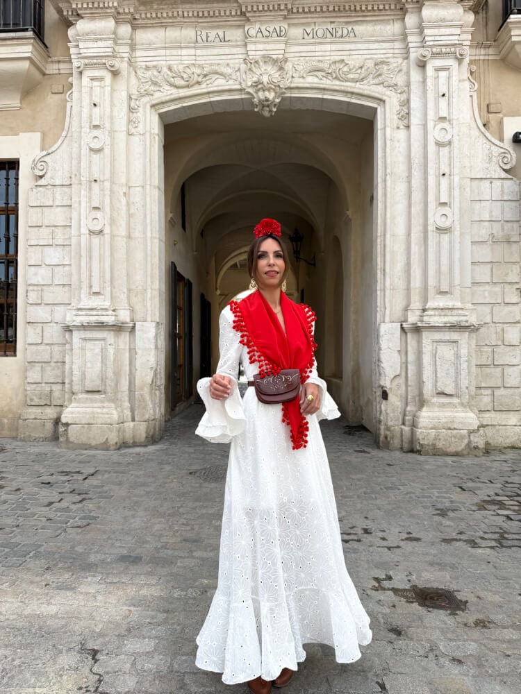 Bata rociera blanca de tejido fluido calado para romería y eventos