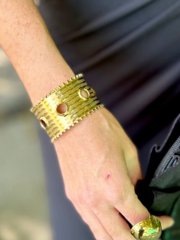 Brazalete en acero dorado elegante