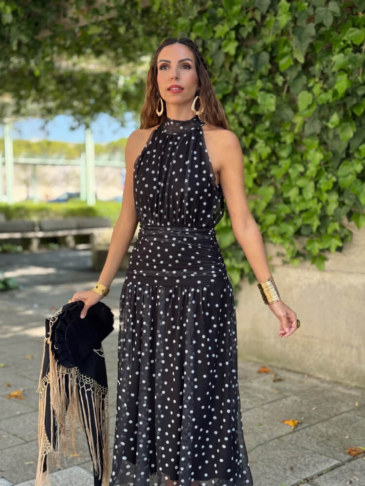 Vestido negro con lunares blancos elegante en gasa fluida