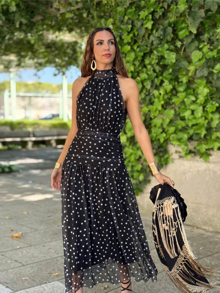Vestido negro con lunares blancos con escote halter