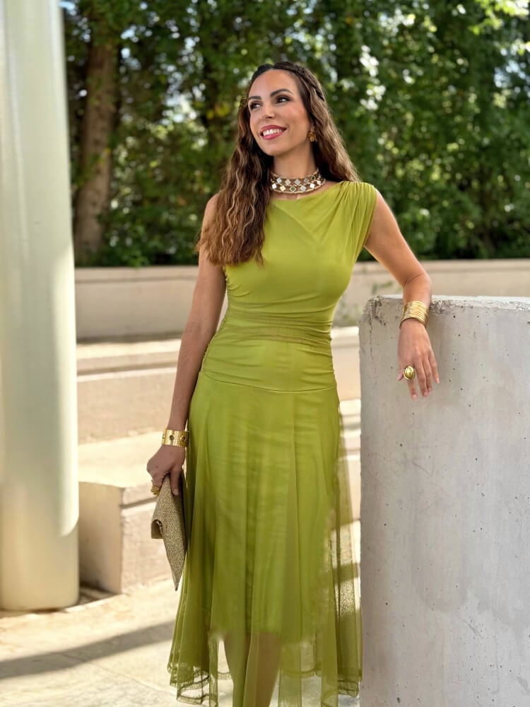 Vestido verde aceituna con falda fluida y cintura drapeada
