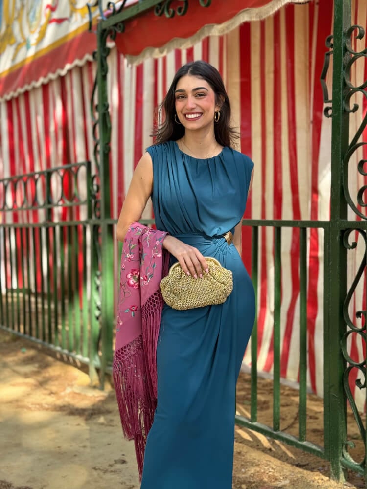 Vestido azul petróleo ajustado con hombreras marcadas