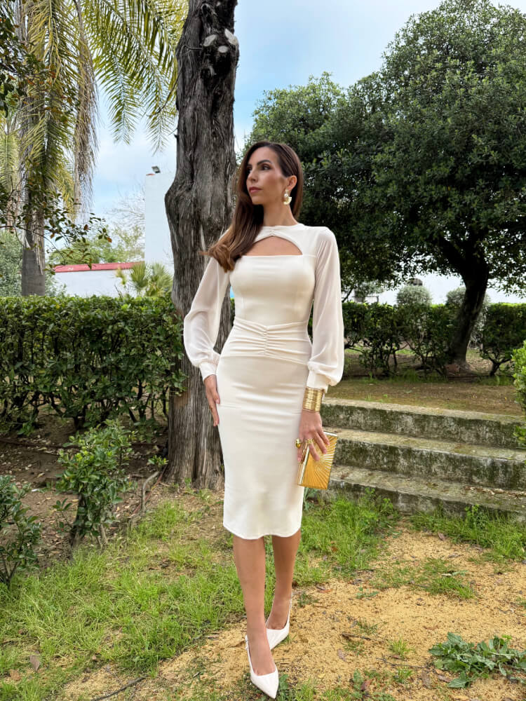 Vestido beige largo de invitada con mangas de gasa