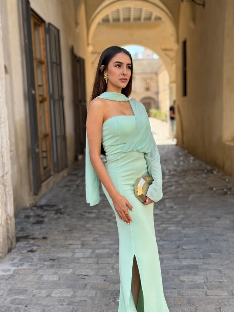 Vestido verde agua elegante con chal a juego