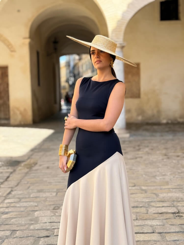 Vestido midi beige y azul marino para invitada