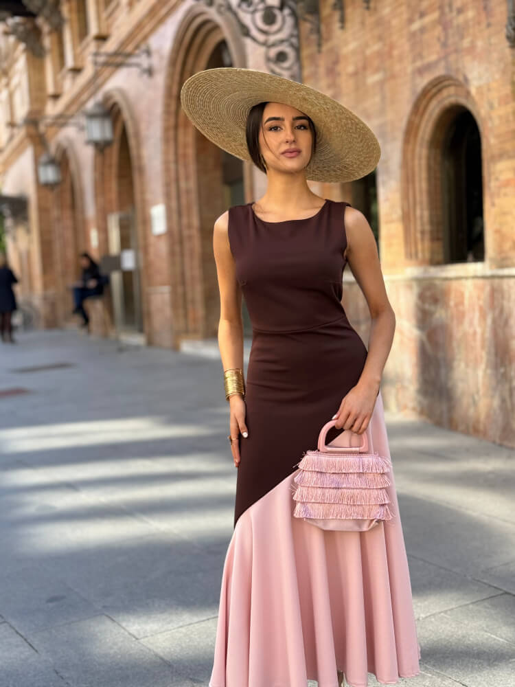 Vestido midi combina marrón y rosa claro con falda fluida