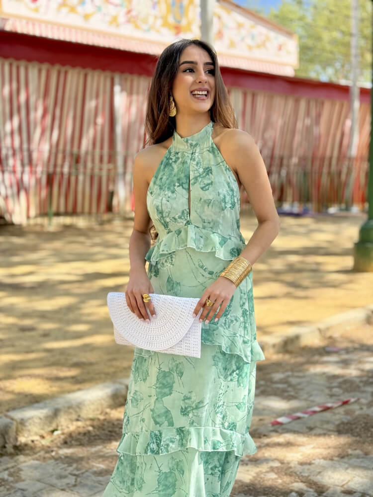 Vestido verde elegante con volantes y diseño halter