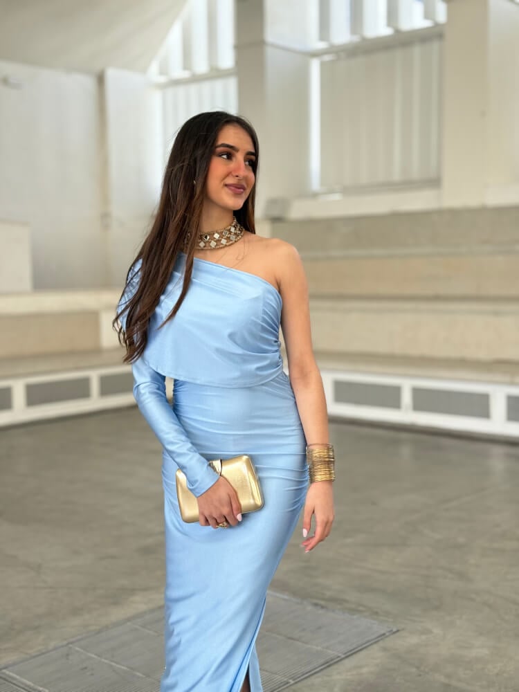 Vestido celeste de invitada elástico elegante con mangas de gasa