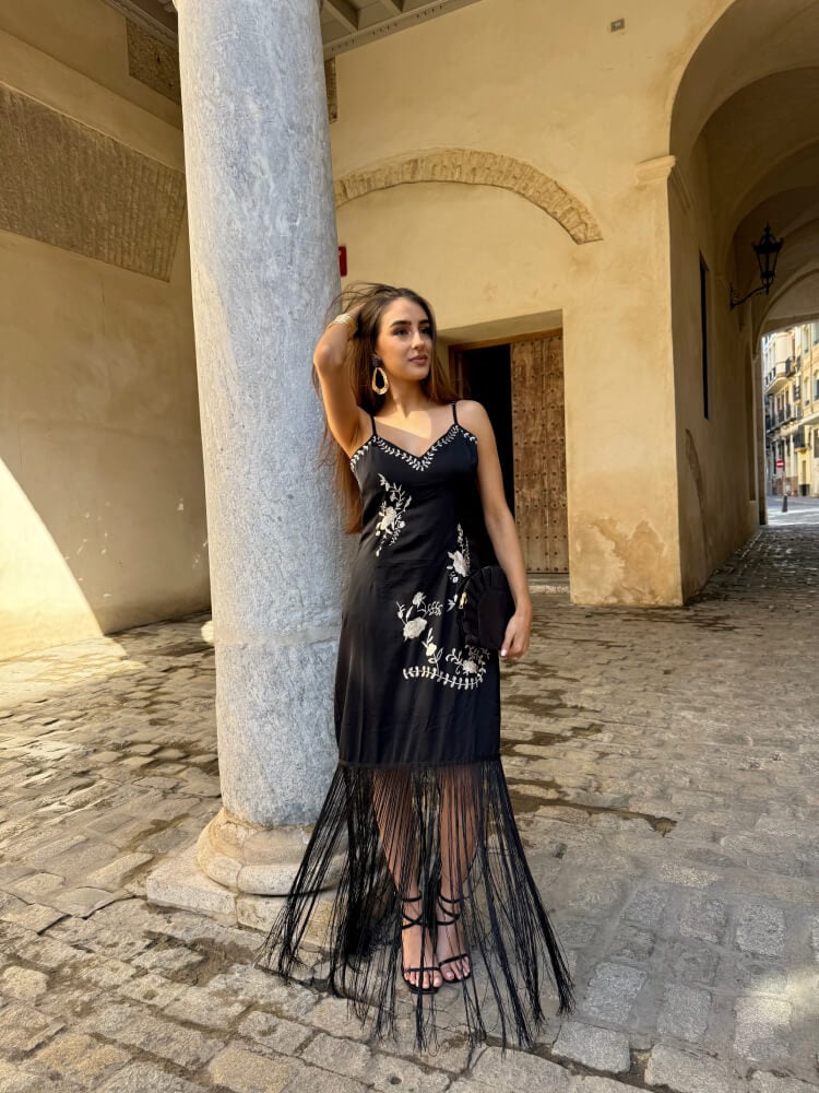 Vestido de invitada negro elegante con flecos en el bajo
