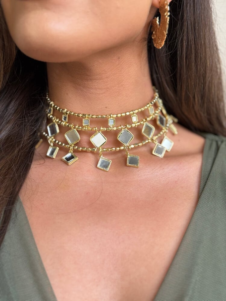 Choker dorado con cuentas metálicas diseño elegante