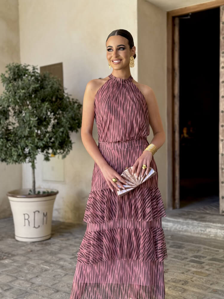Look veraniego con conjunto de top y falda de invitada