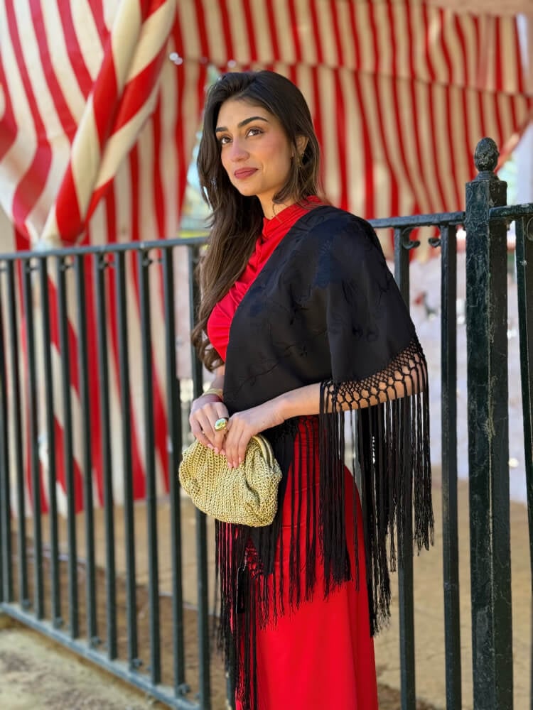 Mantón negro elegante con caída fluida