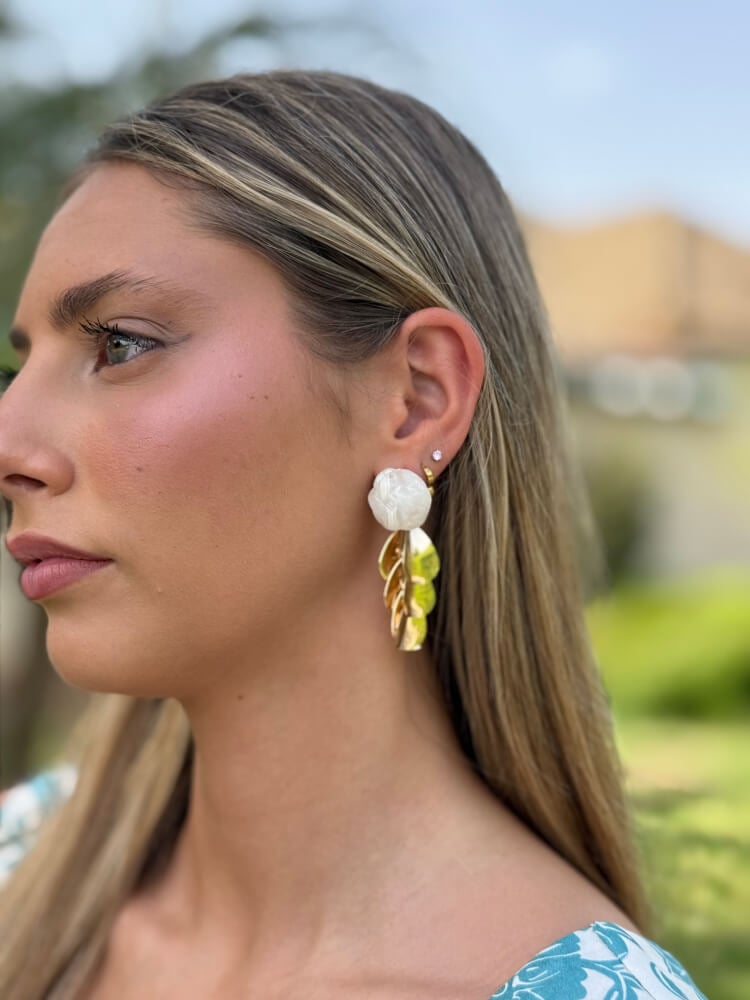 Pendientes redondos en tono blanco