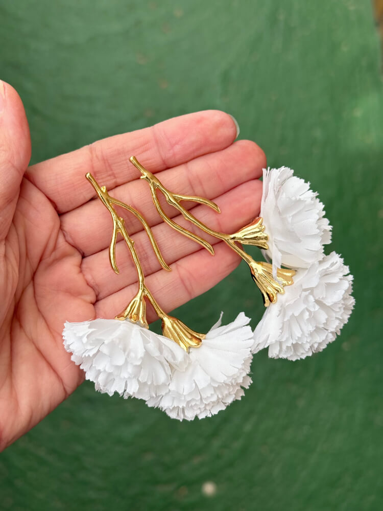 Pendientes clavel blancos look veraniego con estilo
