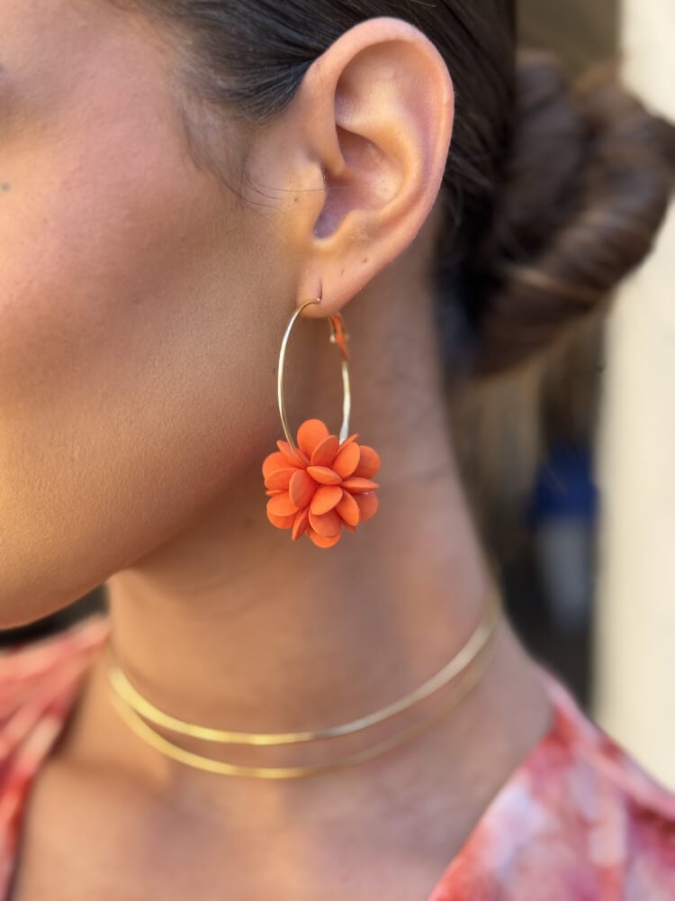 Pendiente aro dorado con detalle floral naranja elegante