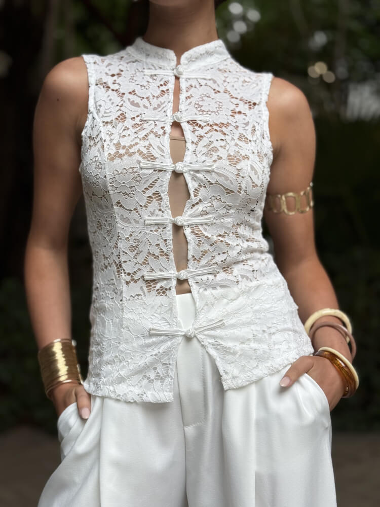 Top blanco con encaje con detalle calado frontal