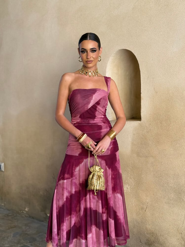 Look veraniego con pantalón en tonos buganvilla y vino