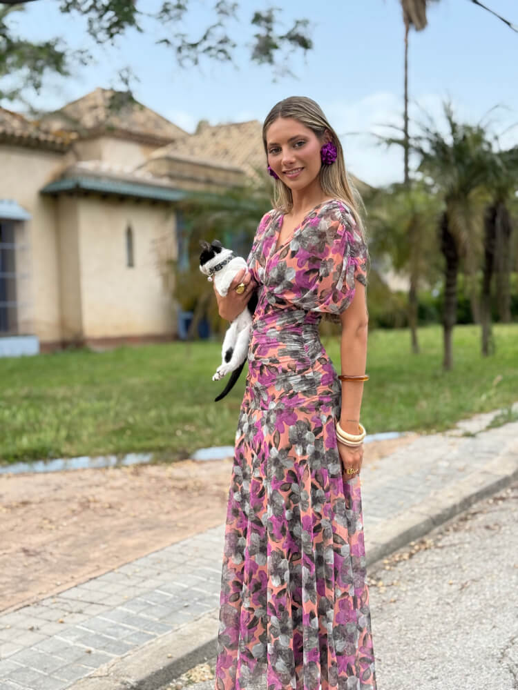 Vestido de gasa con estampado de hojas rosados y grises, falda midi con vuelo