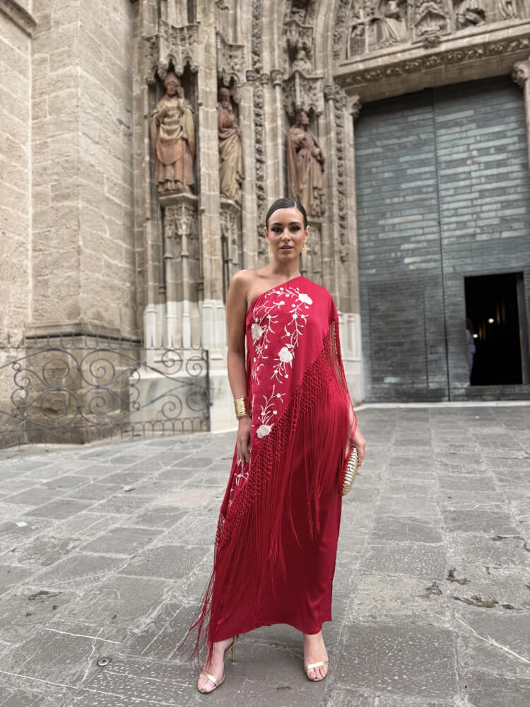 Vestido bordado de flores color beige combinado con outfit de tendencia