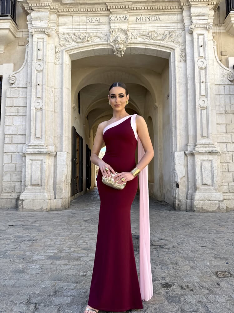 Vestido de invitada de boda en color vino