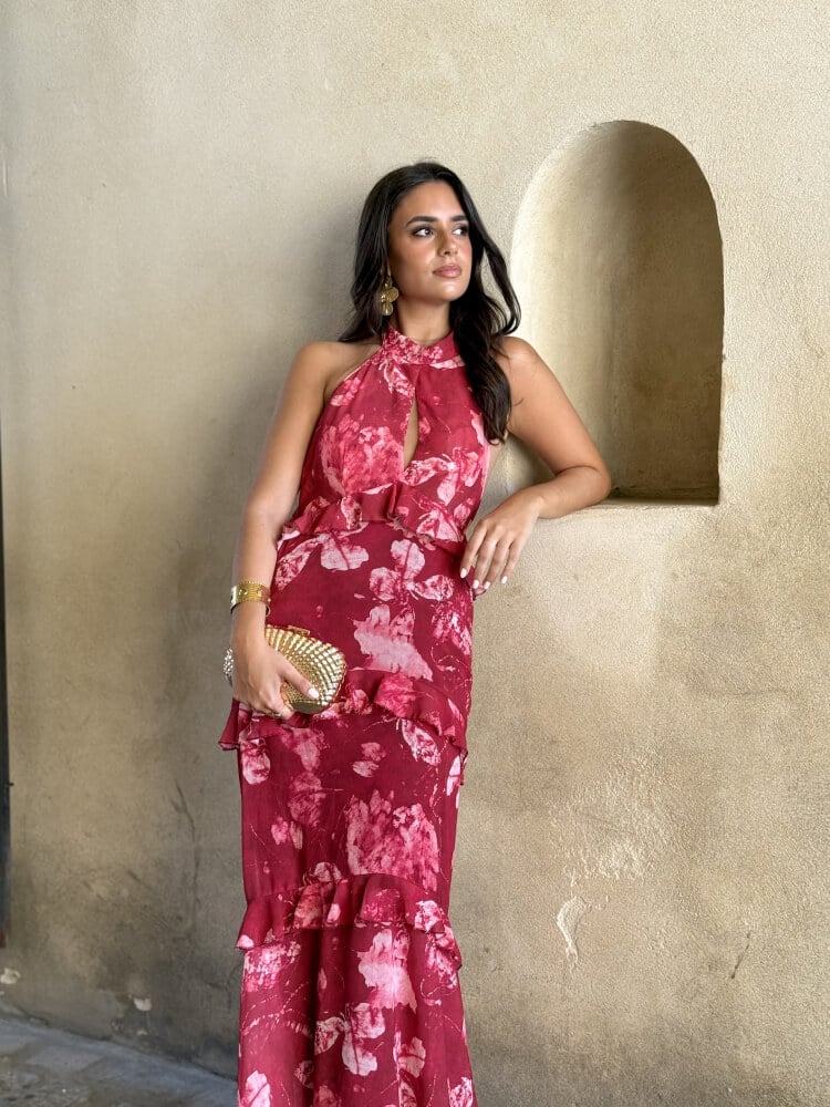 Vestido en tono rojo oscuro con escote