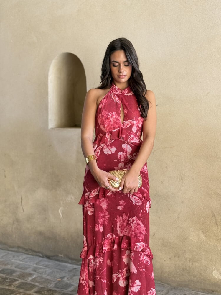 Vestido en tono rojo oscuro con espalda descubierta