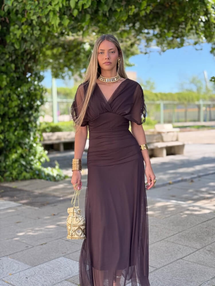 Vestido marron liso de gasa con caída fluida