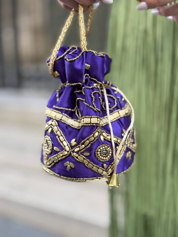 Bolso tipo saquito en un tono morado intenso