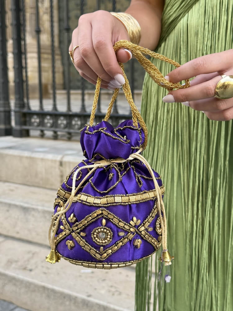 Bolso tipo saquito en un tono morado intenso para invitada de boda
