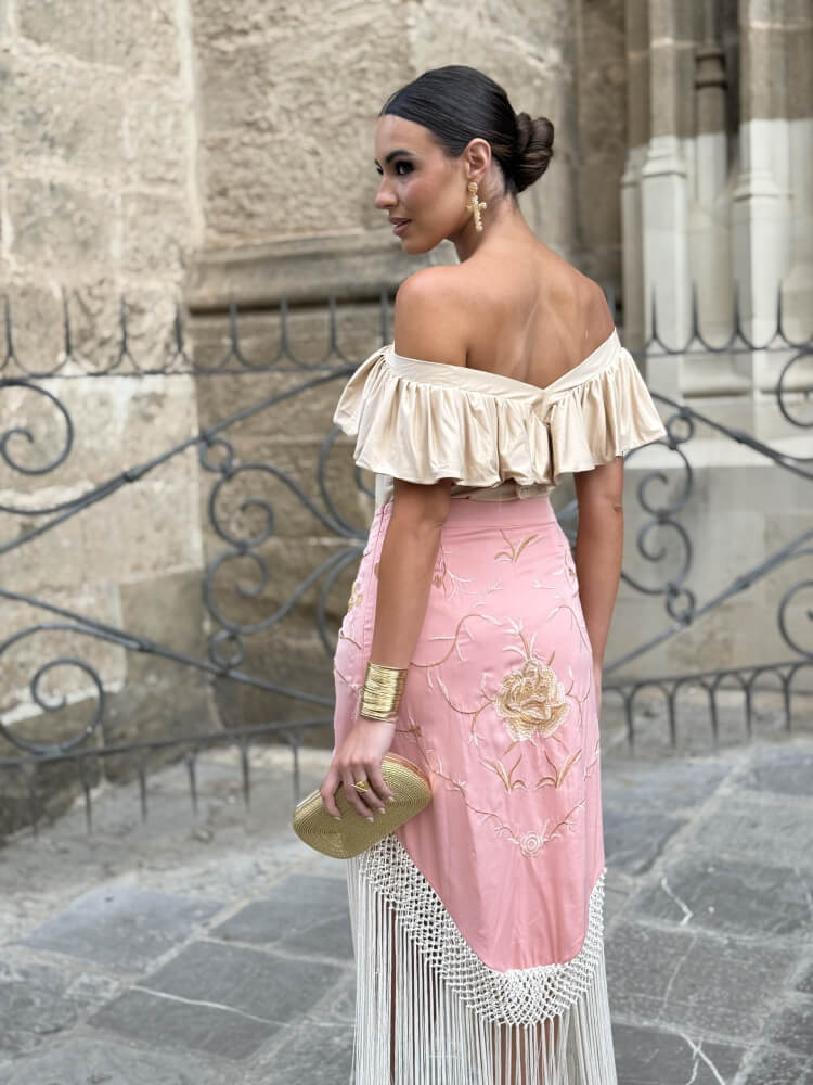 Falda con bordados tipo mantón y flecos decorativos