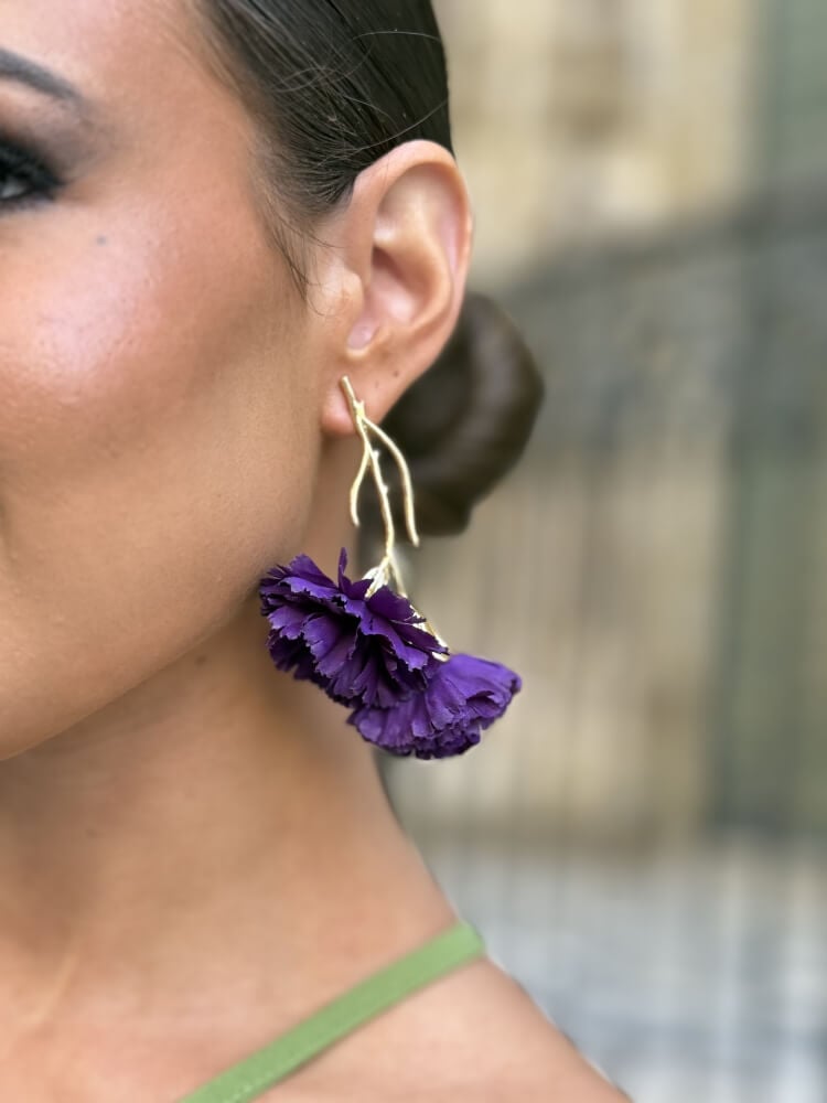 Pendientes clavel morado con diseño floral elegante
