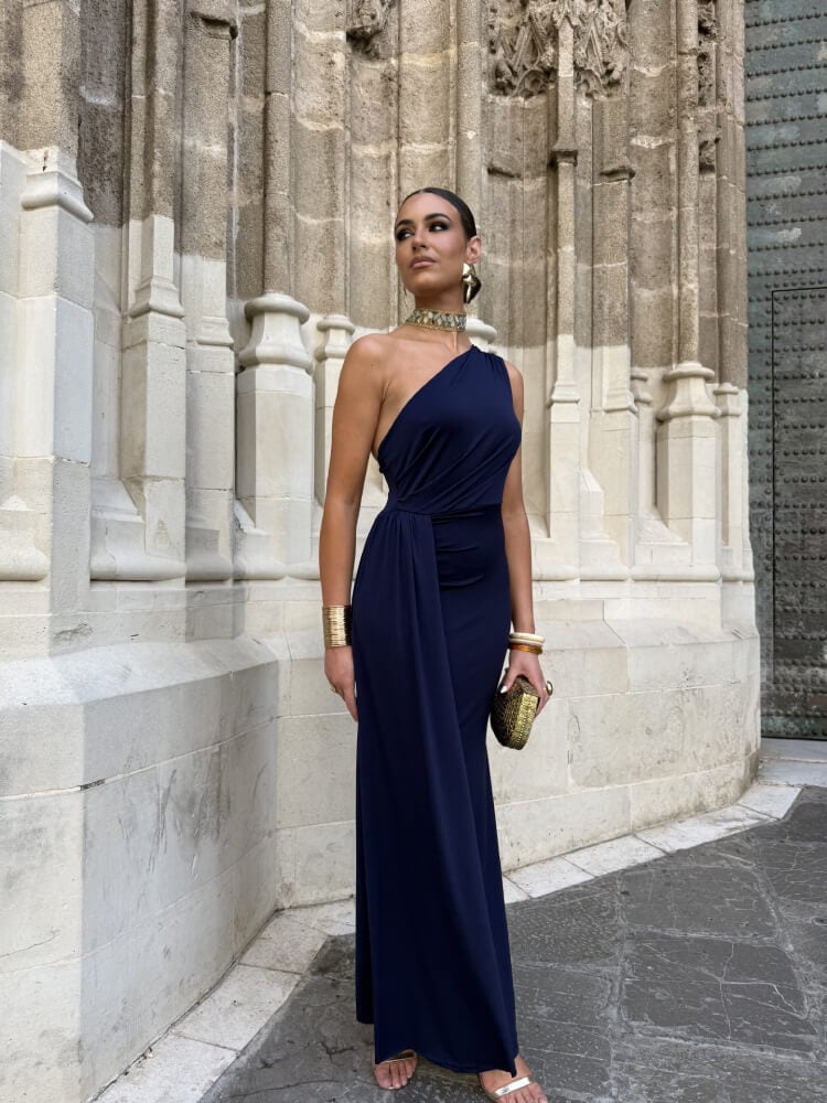Vestido largo en azul marino para invitada de boda