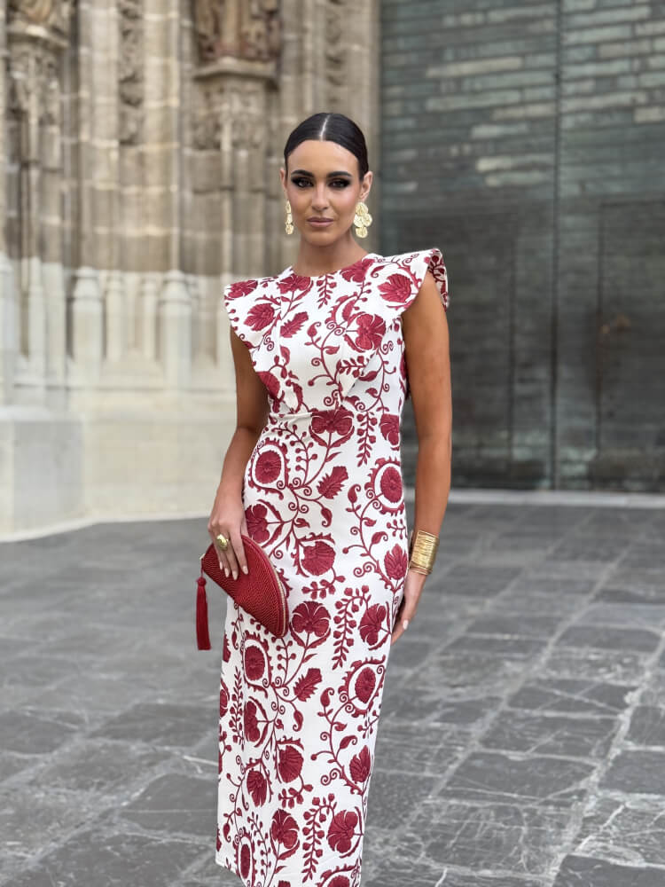 Vestido Blanco Elegante Con Bordados Rojos Y Volantes
