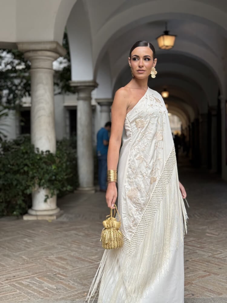 Vestido bordado de flores color beige con diseño asimétrico