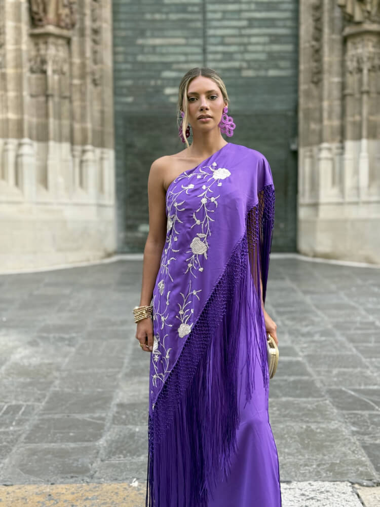 Invitada Con Vestido Bordados Florales En Beige
