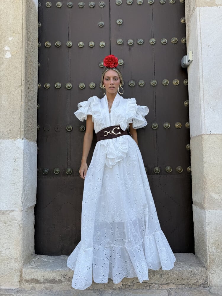 Bata blanca rociera en tejido blanco perforado
