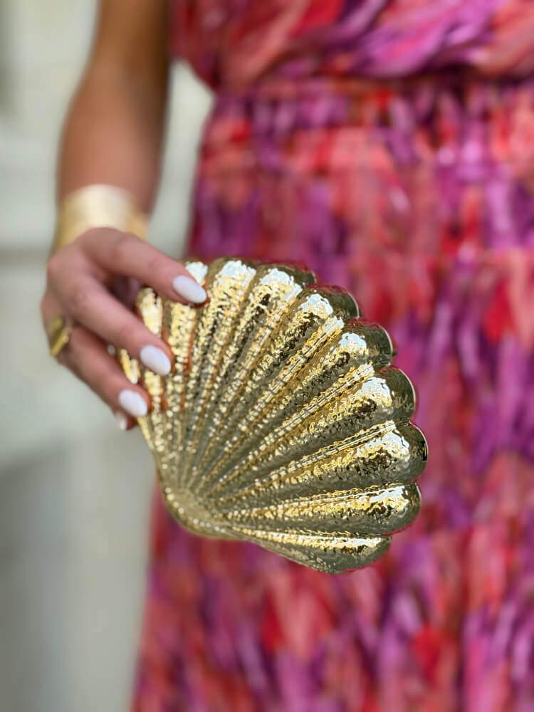 Bolso rígido en metal dorado concha